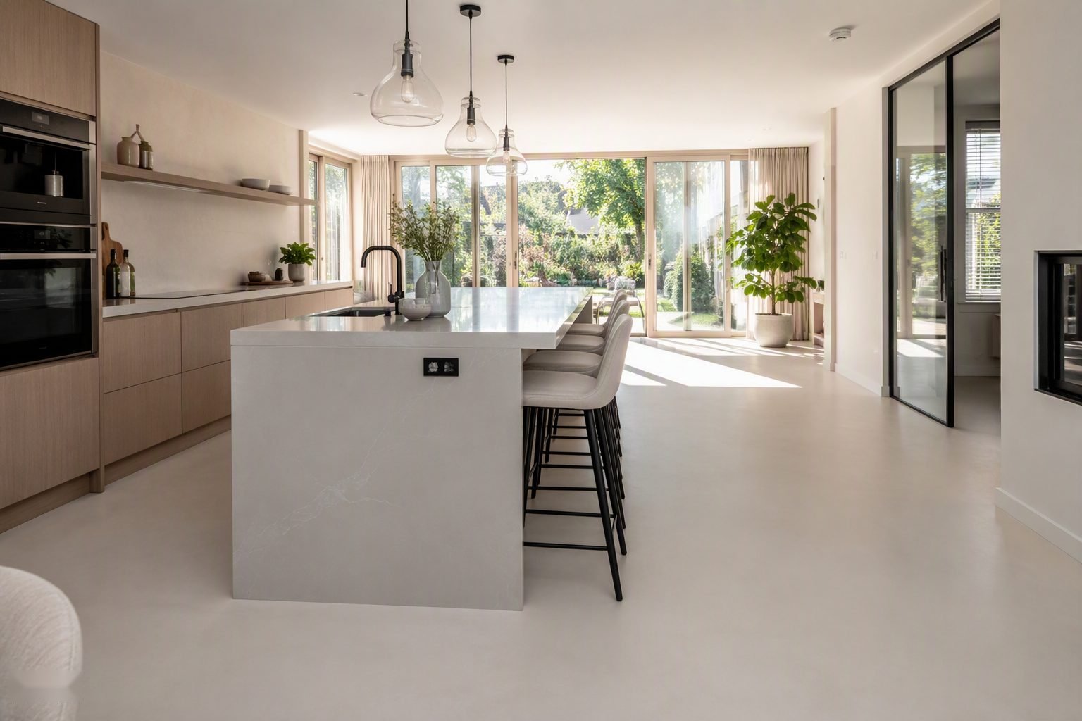 Open keuken met off-white gietvloer